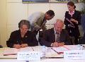 Mme Avi-Cagnon et M. Brochand signant la Convention